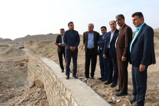 با توجه به بارندگیها،بازدید فرماندار دشتستان از محل تخریب سد خاکی وحدتیه+تصاویر
