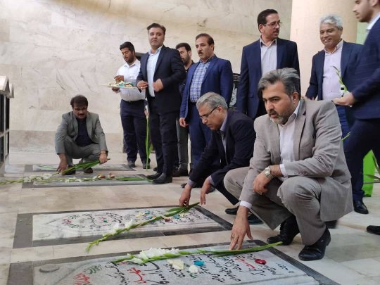 غبارروبی قبور و تجدید پیمان با شهدای انقلاب توسط شهرداری و شورای شهر+گزارش تصویری