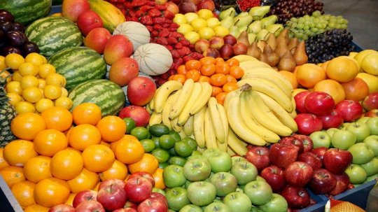 خرید میوه.....هرروز مشکل تر می شود..کسانی که قادر به خرید نیستند +گزارش