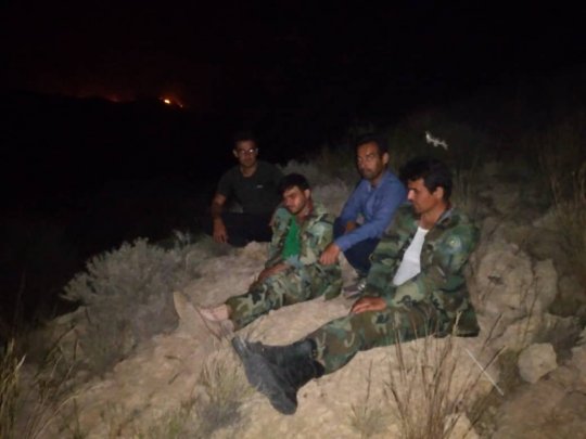 نجات دو نفر از نیروهای امدادی اتش سوزی کوه نمکی دشتی توسط کوهنوردان ابدان+گزارش تصویری