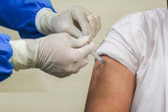 ماجرای واکسن خارج از نوبت وتزریق به یک مدیر در استان بوشهر 