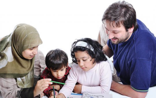 با دخالت اطرافیان در تربیت فرزندمان چه کنیم؟