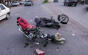 حادثه در بلوار بسیج برازجان!برخورد شدید موتورسیکلت ها!بی توجه محض به نصب سرعت کاه و علائم ترافیکی