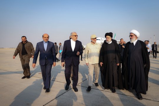 به منظور افتتاح عملیات تولید گاز از فاز 11 میدان پارس جنوبی؛ رئیس جمهور وارد شهرستان عسلویه شد +تصویر