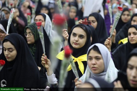 تصاویر/ اجتماع دختران دانشجو در حرم حضرت معصومه(س)