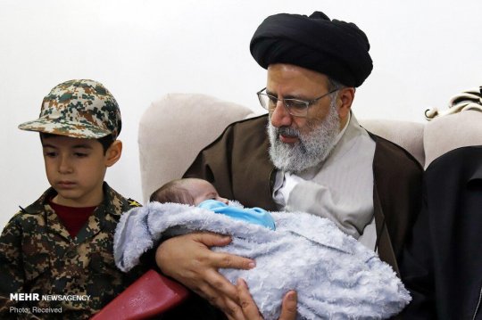 سید رفته بود از کوه ها آب بیاورد....سید ابراهیم رئیسی را با طعنه زخم آجین کردند، در قیامت رویارویی آن هایی که شش کلاسه بودنش را، تهمت جلاد بودنش را و طعنه ناکارآمدی اش را در دهان آشنا و بیگانه انداختند با او ببینیم و نظاره گر باشیم.