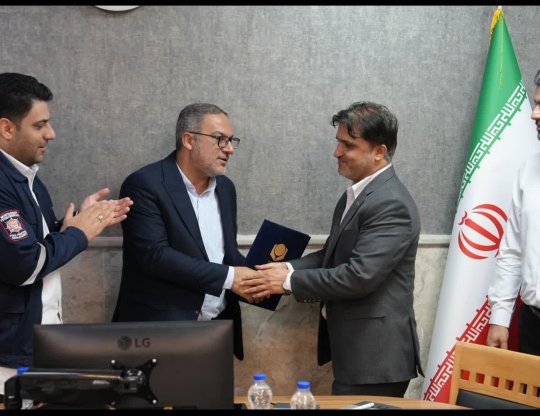 تجلیل از مهدی حسینپور به عنوان کارمند نمونه پتروشیمی مروارید+تصویر