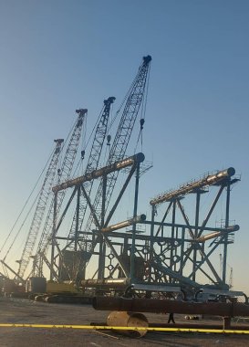 عملیات رولآپ چهارپایه سکوی گازی میدان مشترک فرزاد ب در یارد صنعتی خرمشهر با موفقیت اجرایی شد.