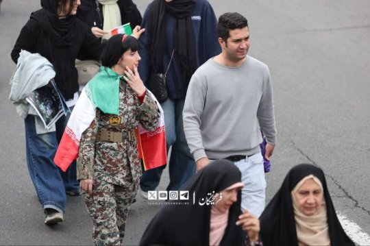 عکس/استایل ارتشی یک زن در راهپیمایی22بهمن  تهران