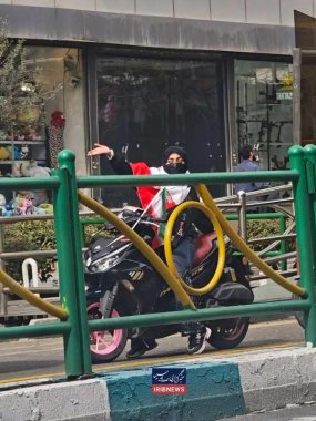 عکس/ دختری سوار بر موتورش به راهپیمایی آمد