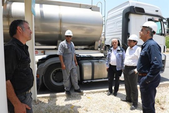 بازدید مهندس انصاری از محل بارگیری محصولات پتروشیمی در شرکت مخازن سبز پتروشیمی عسلویه+تصویر