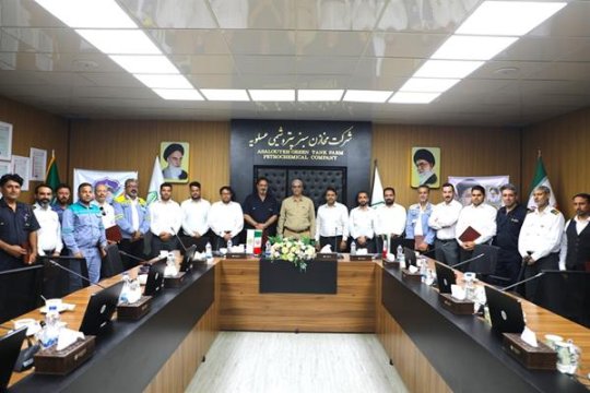مهندس انصاری مدیرعامل از کارگران نمونه شرکت مخازن سبز پتروشیمی عسلویه تقدیر کرد+تصویر
